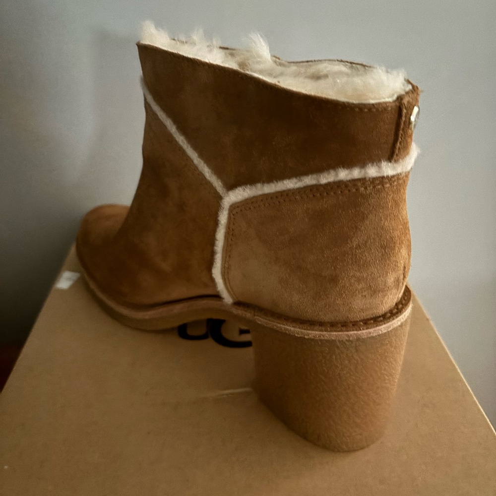 UGG Kasen Boots - Picture 2 of 4